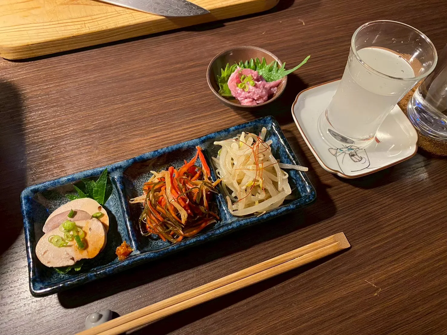 カウンターに並ぶ小皿と飲み物